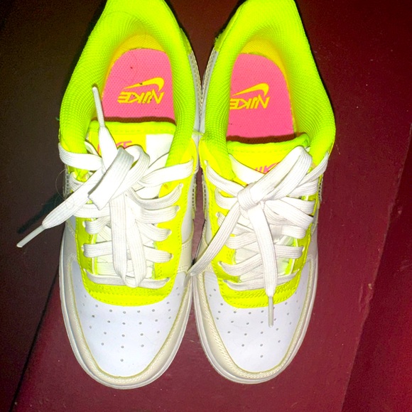 Nike Kids Sneakers in White and Neon Yellow - Picture 2 of 8